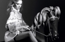 "Червената шапчица" Аманда Сайфрид яхна коня за Interview Magazine