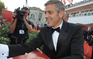 Джордж Клуни и Бен Афлек кацат в София през април