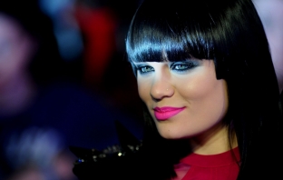 Порасналата Алиса сънува кошмар по Дикенс в новия клип на Jessie J (Видео)
