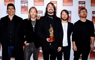 Адел спря на 11, Foo Fighters превзеха Великобритания