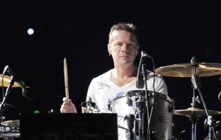 Барабанистът на U2 дебютира в киното, ще обира банки