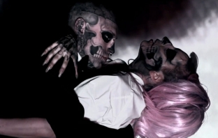 Малките чудовища на Lady Gaga в екстаз! Чуй още два трака от Born This Way!