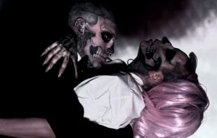 Малките чудовища на Lady Gaga в екстаз! Чуй още два трака от Born This Way! Малките чудовища на Lady Gaga в екстаз! Чуй още два трака от Born This Way!