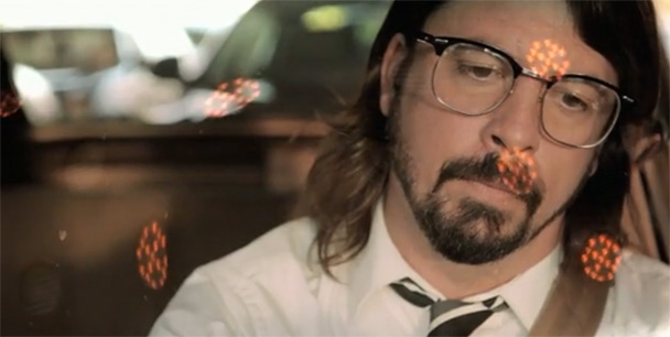 Дейв Грол обезумява, пердаши и трепе останалите от Foo Fighters в Walk (Видео)