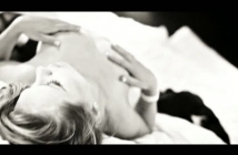 Лора Караджова гола и адски гореща в новия си клип "Спуснати завеси" (Видео)