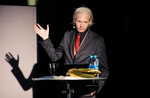 Създателят на хоръра 28 Weeks Later погна основателя на WikiLeaks Джулиан Асандж