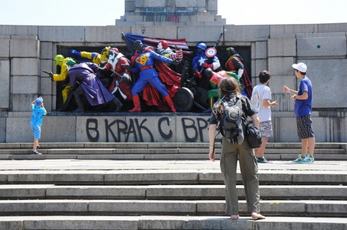 Паметникът на Комиксовия войн: "вандализмът" не предизвиква размисъл, а първосигнален лай