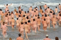 Нудисти поставиха световен рекорд по голо къпане! Виж снимки и видео!