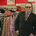 Elton John си разчиства гардероба за благотворителност Elton John си разчиства гардероба за благотворителност
