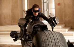 Виж първа снимка на Ан Хатауей като жената-котка в The Dark Knight Rises