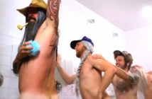 Foo Fighters с безумно мокро шоу по голи задници в промо видеото на Wasting Light Tour (Видео)