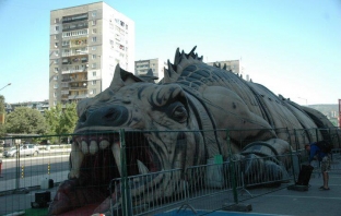 45-метров гигантски динозавър превзе София