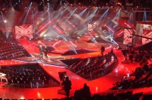 Участничка в X Factor втрещи журито, падна от сцената (Видео)