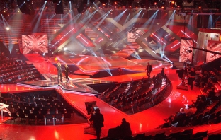 Участничка в X Factor втрещи журито, падна от сцената (Видео)