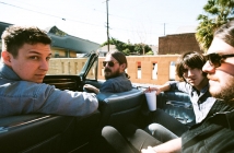 Мирис на бензин, секс и рокендрол в Suck It and See на Arctic Monkeys (Видео)