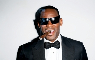 R. Kelly се завръща към R&B звученето и провокативната си лирика с Black Panties