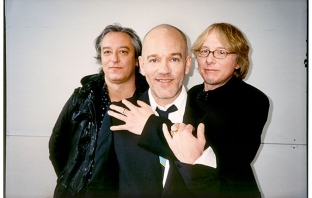 R.E.M. сложиха край на съществуването си, издават best-of компилация