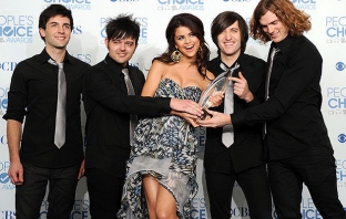 Тийн идолът Селена Гомес води 2011 MTV Europe Music Awards