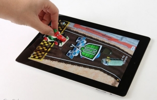 Disney и Apple превръщат iPad в настолна дигитална писта за колите от Cars 2
