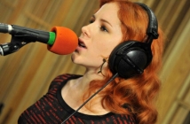 Katy B, пъшкания, стонове и вопли в песента на Летните олимпийски игри