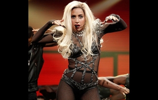 Lady Gaga издава концертно DVD, нов албум с ремикси и още, и още...