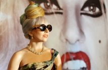 Namaste! Lady Gaga среща Бърни Екълстоун и звездите от Формула 1 на афтър парти в Делхи 