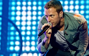 Mylo Xyloto на Coldplay триумфира под No.1 в UK Top 40, рекордът на Lady Gaga не падна