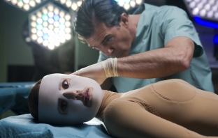 Бандерас е безмилостен хирург в хоръра The Skin I Live In на Педро Алмодовар (БГ трейлър) Бандерас е безмилостен хирург в хоръра The Skin I Live In на Педро Алмодовар (БГ трейлър)