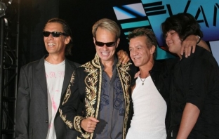 Van Halen подписаха с Interscope Records, новият албум с Лий Рот е завършен