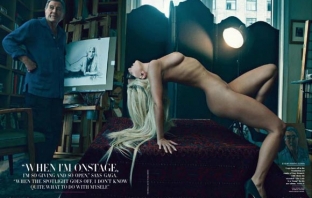 Lady GaGa пак скандализира - гола пред Ани Лейбовиц за Vanity Fair (Видео)