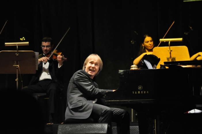 Над 3000 души аплодираха Ричард Клайдерман на концерта му в София