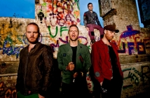 Coldplay с първия UK Top 40 No.1 сингъл на 2012 година