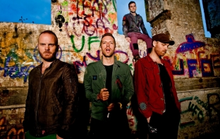 Coldplay с първия UK Top 40 No.1 сингъл на 2012 година