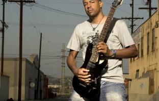 Tony MacAlpine води уроци по китара преди концерта в София