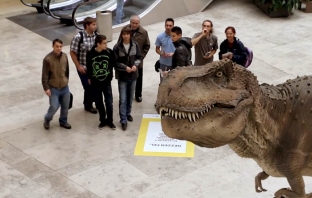 Искаш ли да нахраниш динозавър? Направи го с National Geographic Augmented Reality в Mall of Sofia