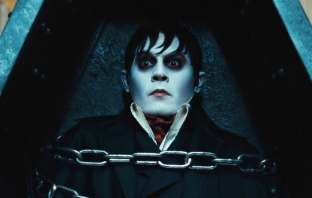 Джони Деп е неустоим вампир в Dark Shadows (Видео)