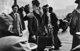 Robert Doisneau с Doodle за 100 години от рождението му