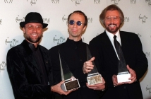 Робин Гиб от Bee Gees е в кома, бори се за живота си