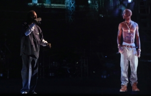 Dr. Dre и Snoop Dogg върнаха 2Pac от отвъдното за Coachella 2012 (Видео)