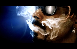 Те са Уили Нелсън, Snoop Dogg и Co...и обичат марихуана! Честит 4/20 с Roll Me Up (Аудио)!