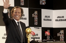 Спечели албума "1" на Хулио Иглесиас с Avtora.com!