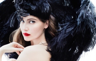 Летисия Каста - гола и вдъхновяваща за Vogue Paris