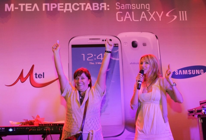 Над 400 души посрещнаха Samsung Galaxy S III в M-Tel Experience Store (Видео)