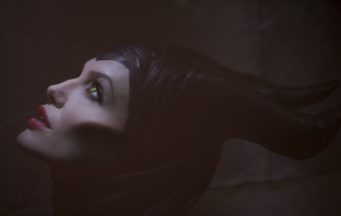 Първи кадър от Maleficent с Анджелина Джоли