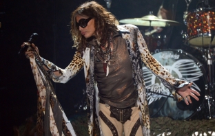 Звездата от Spy Kids, Алекса Вега, в новото видео на Aerosmith. Виж го тук