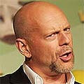 “Унизеният и оскърбен” Bruce Willis съди папарак