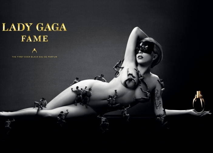 17 мъже покоряват голото тяло на Lady Gaga, за да попият от нейния Fame 