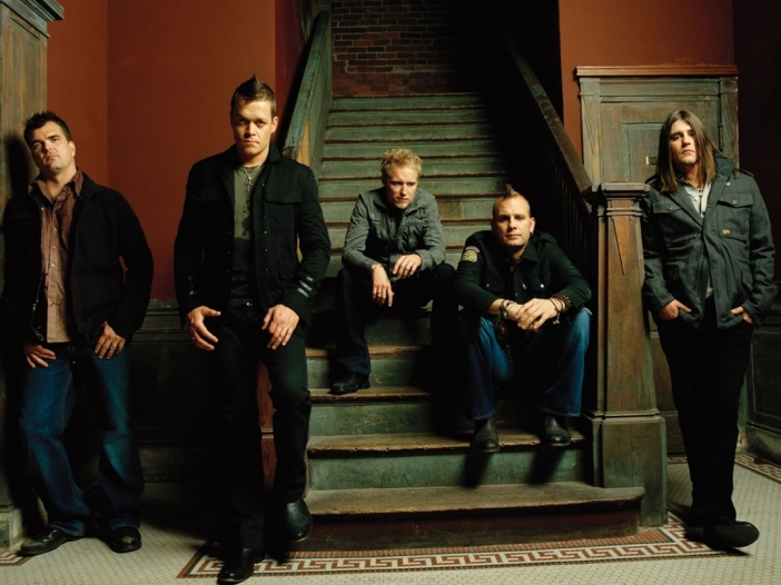 Басистът на 3 Doors Down арестуван