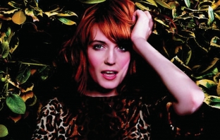 Флорънс Уелч се възстанови след операция на гласните струни, Florence and the Machine тръгнаха на турне