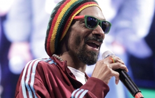 Snoop Dogg с парче в реге стил и нов псевдоним